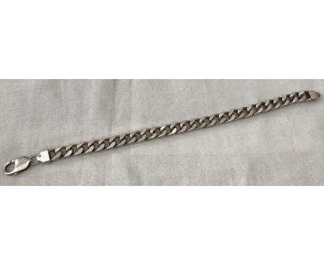 A 925 silver men's curb chain bracelet. Approx. 8.5 inches long. Total weight 34g.