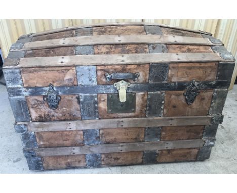 A vintage barrel top wooden travellers trunk with both wood and metal banding. Leather handles and internal tray. 77cm long x