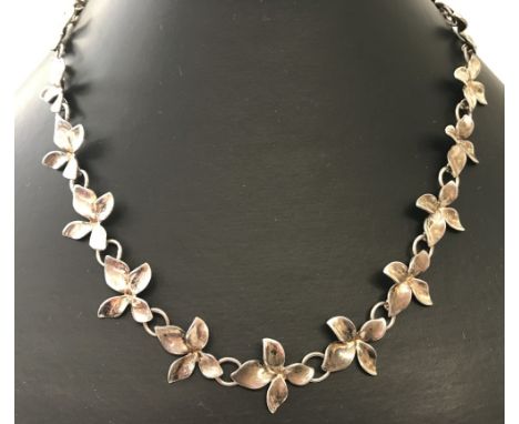 A decorative flower link silver necklace. Approx. 16 inches long. Stamped 925 to clasp. Total weight 24.1g approx.