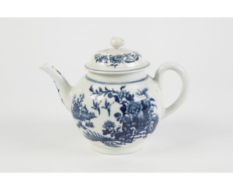 18TH CENTURY FIRST PERIOD WORCESTER PORCELAIN BULLET SHAPED TEAPOT with domed cover having floral finial, printed under glaze