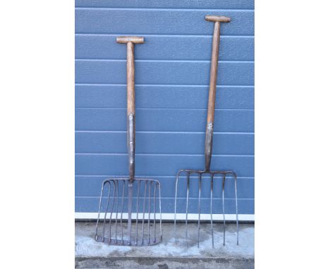 Agricultural interest: a root basket / beet fork together with a potato fork, one made by Brades Co (2). 