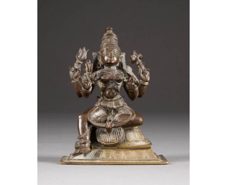   SITZENDE GÖTTIN     Indien, 18./19. Jh.     Bronze, part. braun patiniert. H. 11 cm. Part. min. best., altersgemäße Gebebra