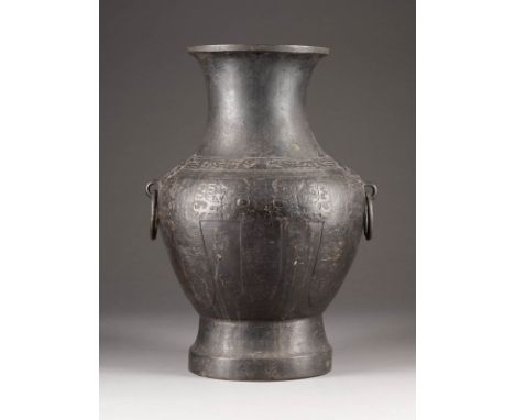   GROßE BODENVASE     China, Ming-Dynastie     Bronze, dunkel patiniert. H. 52 cm. Part. best., ber., alte Restaurierungsspur