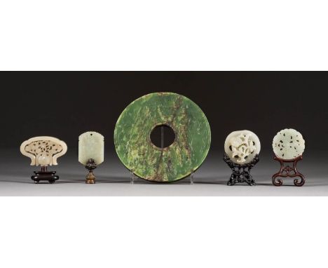   FÜNF JADESCHNITZEREIEN     China, Qing-Dynasie     Jade, Bronze, Durchbrucharbeit. H. 4,8 cm-7 cm, D. ca. 5 cm-15,7 cm. Grü