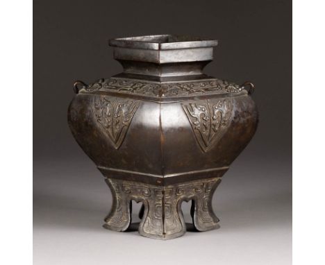   ARCHAISIERENDER WEIHRAUCHBRENNER     China, 18./19. Jh.     Bronze, dunkel patiniert. H. 31 cm. Im Boden gemarkt. Rautenför