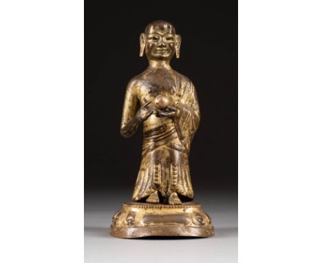   STEHENDER LOHAN     China, 18. Jh.     Bronze, vergoldet. H. 17,9 cm. Part. best., Hals rest., altersgemäße Gebrauchsspuren