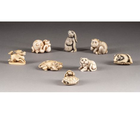   ACHTTEILIGES KONVOLUT: NETSUKE     Japan, um 1900     Bein, Elfenbein. H. 2,2 cm-5,4 cm. Teils gemarkt, 'Tomiyuki', 'Kazuyu