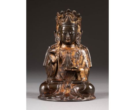   KLEINE GUANYIN-FIGUR     China, Ming-Dynastie     Bronze, braun patiniert, Reste von Goldlack. H. 14,5 cm. Part. min. best.