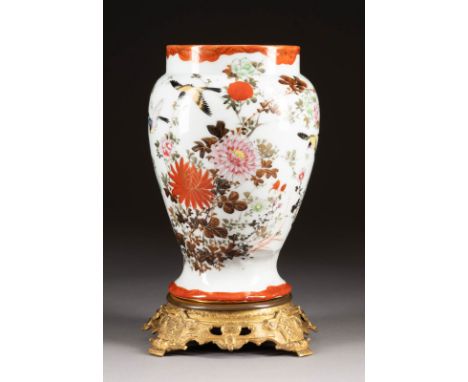   IMARI-VASE     Japan, um 1900     Porzellan, Aufglasurbemalung. Ges.-H. 28,7 cm. Min. besch.(Vase auf Bronze-Sockel montier