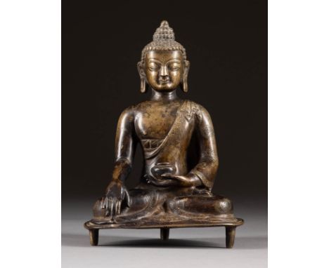   SITZDENER SHAKYAMUNI     Tibet/Nepal, 19. Jh.     Bronze. H. 19 cm. Best., alte Restaurierungsspuren, altersgemäße Gebrauch