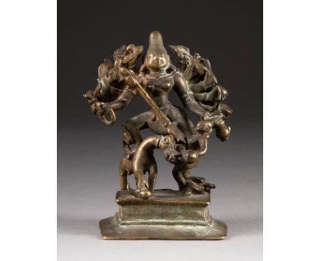   DARSTELLUNG DER GOTTHEIT: DURGA     Indien, 17./18. Jh.     Bronze. H. 12,3 cm. Altersgemäße Gebrauchsspuren.          