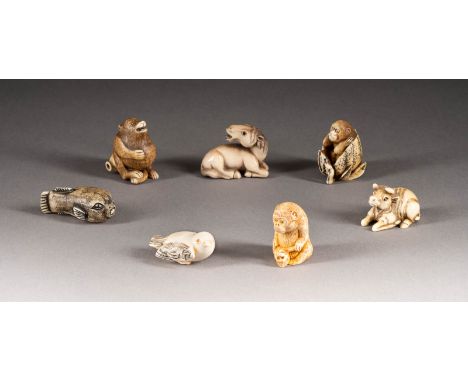   SIEBEN NETSUKE: TIERFIGUREN     Japan, um 1900     Elfenbein, teils gefärbt. 2,1 cm-4,3 cm. Teils gemarkt, 'Tamaishi', 'Tom