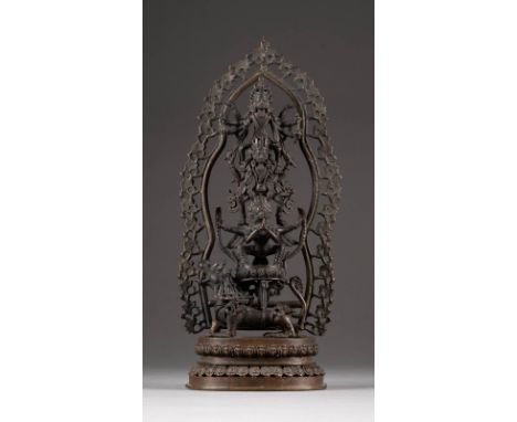   DARSTELLUNG: GOTTHEITEN AUF EINEM LÖWEN     Wohl Indien, 19./20. Jh.     Bronze. H. 37,2 cm. Part. min. best. Altersgemäße 