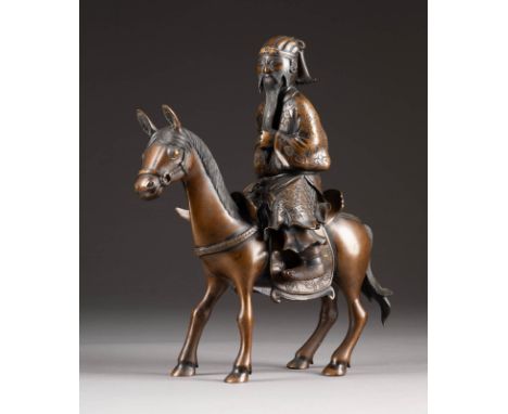   KRIEGER GUANYU AUF EINEM PFERD REITEND     Japan, um 1900     Bronze. Ges.-H. 30,74 cm. Dreiteilig. Part. min. best., alte 