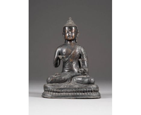   SITZENDER SHAKYAMUNI     Indien/Nepal, 19. Jh. oder früher     Bronze, dunkel patiniert. H. 19,3 cm. Part. min. besch., alt