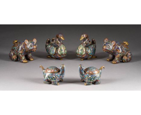   SECHS   CLOISONNÉ-DECKELGEFÄßE     China, um 1900     Email-Cloisonné auf Bronze. H. 8,5 cm-13,5 cm. Deckelgefäße in unters