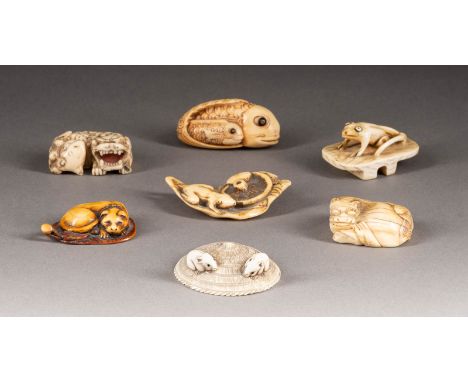   SIEBENTEILGES KONVOLUT: NETSUKE     Japan, um 1900 und früher     Elfenbein, teils gefärbt. H. 1,5 cm-2,5 cm, L. 4 cm-5,8 c