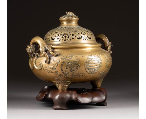   GROßER WEIHRAUCHBRENNER MIT FABELWESEN     China, Qing-Dynastie     Bronze, Durchbrucharbeit. H. 24,5 cm. Im Boden 'Da-Ming