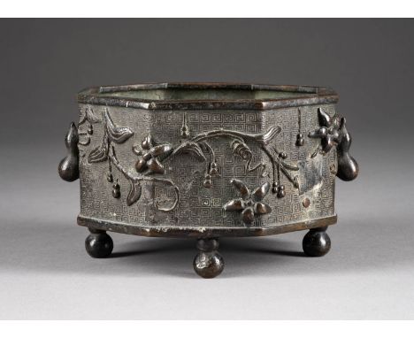   OKTOGONALER WEIHRAUCHBRENNER     China, Qing-Dynastie     Bronze, dunkel patiniert. H. 9,3 cm. Reliefierte Glückssymbole de
