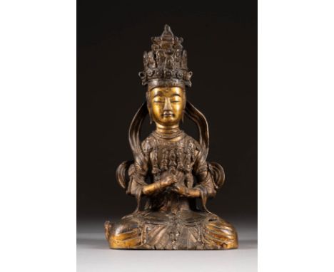   SITZENDER GUANYIN     China, 18./19. Jh.     Bronze, Reste der Vergoldung. H. 26,1 cm. Part. best., kleine alte Restaurieru