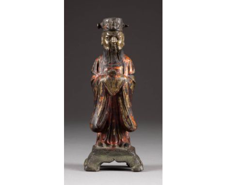   STEHENDER BEAMTER     China, Ming-Dynastie     Bronze, Lackarbeit. H. 19,2 cm. Part. ber., part. best.          