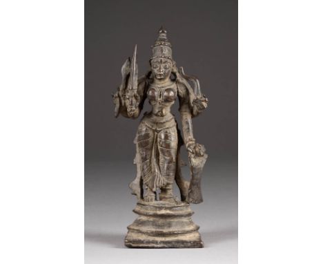   VIERARMIGE GÖTTIN     Indien, 18. Jh. oder früher     Bronze, braun patiniert. H. 18,5 cm. Wohl Durga. Altersgemäße Gebrauc