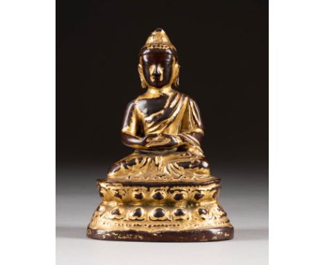   SITZENDE BUDDHA-FIGUR     China, 16. Jh.     Bronze, Rest der Vergoldung. H. 13 cm. Part. min. besch., ber., altersgemäße G