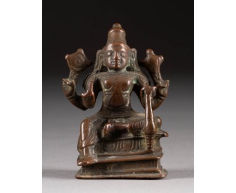   SITZENDE GOTTHEIT     Indien, 17./18. Jh.     Bronze, braun patiniert. H. 6,1 cm. Part. min. besch., altersgemäße Gebrauchs