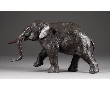   DARSTELLUNG EINES ELEFANTEN     Japan, Anfang 20. Jh.     Bronze. H. 23 cm. Marke unter dem linken hinteren Fuß.      Liter