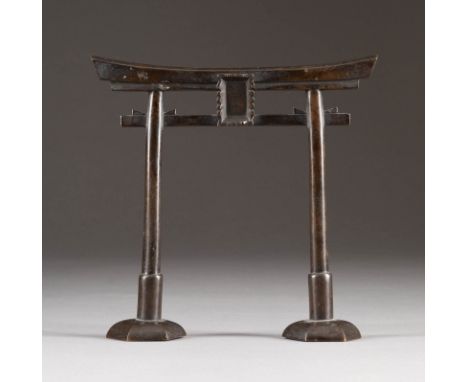   TORII (SHINTO-SCHREIN-TOR)     Japan, 19. Jh.     Bronze, braun patiniert. H. 18 cm, B. 18 cm. In der Plakette oben in Japa