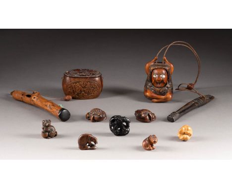   NEUN SCHNITZEREIEN     Japan, um 1900     Holz, Bambus, Perlmuttintarsien, Metall, etc. H. 2,7 cm-20,5 cm. Eine Froschfigur