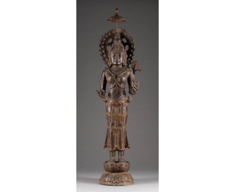   STEHENDE TARA     Indien, 19./20. Jh.     Bronze. H. 105,5 cm. Part. min. best., alte Restaurierungsspuren, altersgemäße Ge