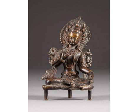   SITZDENDE TARA     Nepal/Tibet, 18. Jh.     Bronze, braun patiniert. H. 11,4 cm. Part. min. best., altersgemäße Gebrauchssp