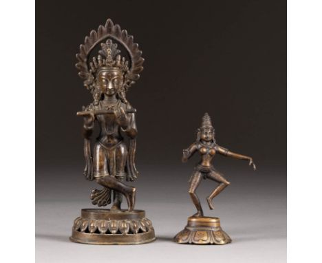   ZWEI INDISCHE GOTTHEITEN     Indien/Nepal, um 1900     Bronze. H. 11,7 cm bis 19,8 cm. Part. min. best., altersgemäße Gebra