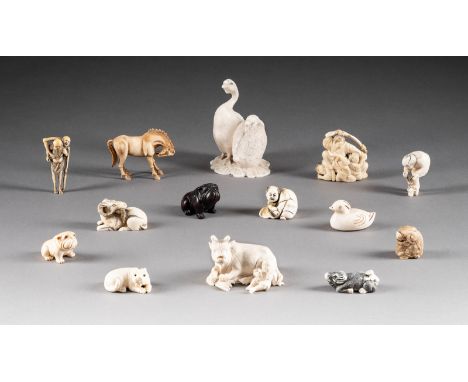   VIERZEHNTEILIGES KONVOLUT AUS NETSUKE UND OKIMONO     Japan, um 1900     Elfenbein, Bein, Holz. H. 1,8 cm-10 cm. Teils sign