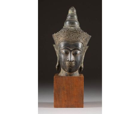   BUDDHA-KOPF     Südost-Asien, 19./20.Jh.     Bronze. H. 21,2 cm, Ges.-H. ca. 31 cm. Altersgemäße Gebrauchsspuren, alte Rest