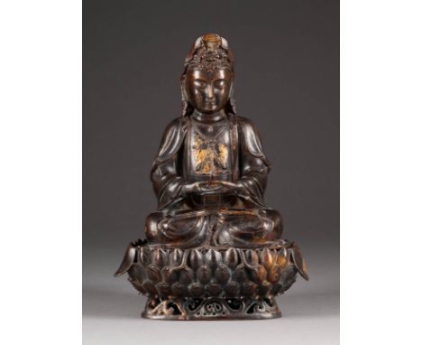   GUANYIN AUF LOTOSTHRON     China, 18./19. Jh.     Bronze, dunkel patiniert, Reste der Vergoldung. H. ca. 35 cm. Altersgemäß