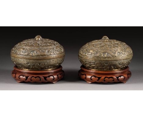   PAAR DECKLDOSEN MIT DRACHENDEKOR     China, um 1900     Bronze. H. 10,2 cm, D. 16,5 cm. Im Boden gemarkt 'Da-Qing Qianlong 