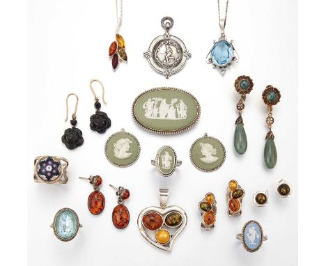 A QUANTITY OF SILVER AND OTHER JEWELLERY including A SILVER MILLEFIORI GLASS RING AND OTHER GEM-SET RINGS; TWO AMBER PENDANTS
