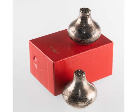 STUART DEVLIN: A PAIR OF ELIZABETH II SILVER SALT AND PEPPER POTS by Stuart Devlin, London 1980, of onion form with textured 