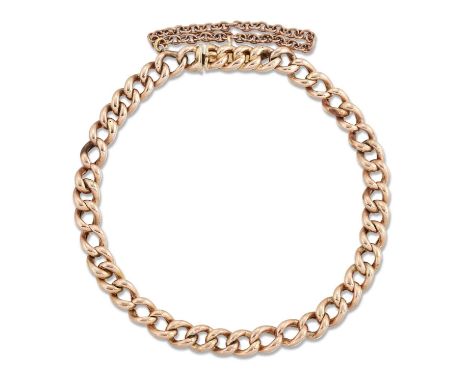 A CURB LINK BRACELET 19cm long, 5.8 gramsLight general wear with evidence of repair.