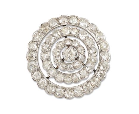AN EARLY 20TH CENTURY DIAMOND BROOCH / PENDANT an old-cut diamond within a concentric circular border of further diamonds. Es