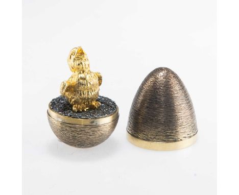 STUART DEVLIN: AN ELIZABETH II SILVER-GILT SURPRISE EGG by Stuart Devlin, London 1971, opening to reveal a squawking chick. 6