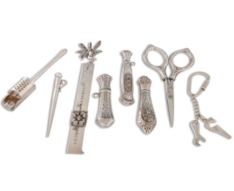 AN INTERESTING COLLECTION OF STERLING SILVER SEWING KIT ITEMS, to include scissors, needle holder, measuring rule, key ring e