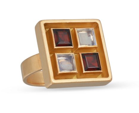 A RÍANORE OF KILKENNY IRISH 18CT GOLD DRESS RING, gem set with moon stone &amp; garnet, of square form. Size K - L ***Very go