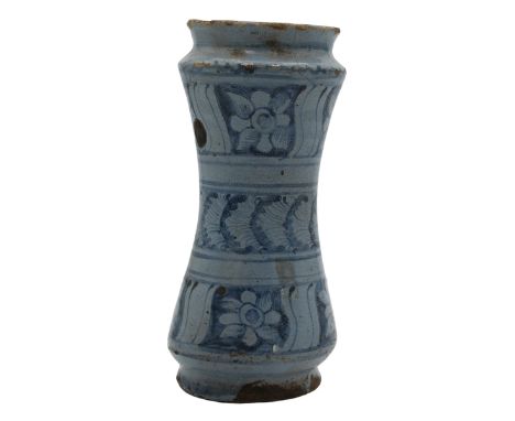 Antica maiolica decorata a fondo berrettino. Caltagirone. Secolo XVIII. Cm h 27Ancient majolica decorated with a light blue b