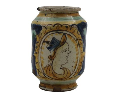 Antica maiolica decorata con medaglione centrale con figura di giovane con cappello e decorazioni a motivi vegetali policromi