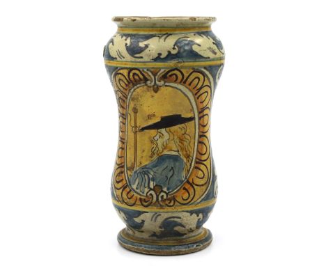 Antica maiolica decorata con medaglione centrale raffigurante profilo di uomo con cappello, sul retro motivi geometrici e flo