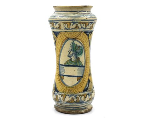 Antica maiolica decorata con medaglione raffigurante profilo di uomo con elmo, sul retro trofei policromi (sbeccatura sul col