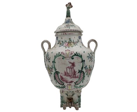 Ceramica decorata con teste di rapaci, tritone nella parte superiore del fontino e motivi floreali e vegetali policromi su fo
